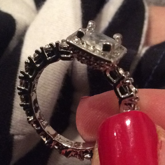 Engagement ring - Picture 5 of 6